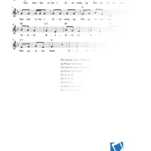 Ein hundur situr í túninum